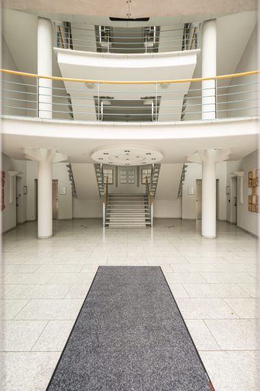 THE ARC Augsburg - Innenansicht Eingangshalle mit Treppe